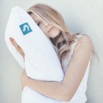 Bantal Penopang Tempat Tidur Sleepgram, Bantal Lembut Hipoalergenik yang Dapat Disesuaikan dengan Sarung Mikrofiber yang Dapat Dilepas, Ukuran Queen, Putih